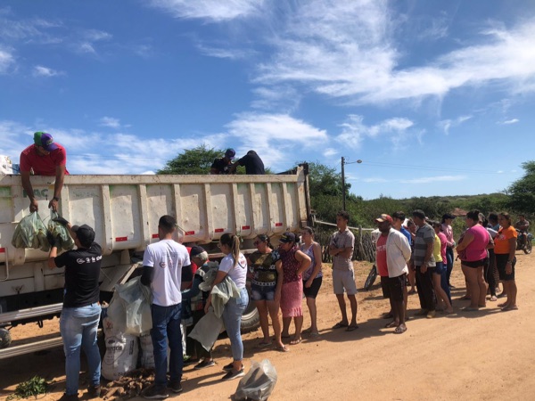 Prefeitura distribui aproximadamente 9.000 kg de alimentos com famílias da zona rural de Cubati 