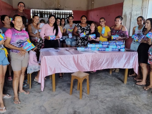 Dignidade Menstrual: Gestão entrega absorventes higiênicos para mulheres da Zona Rural
