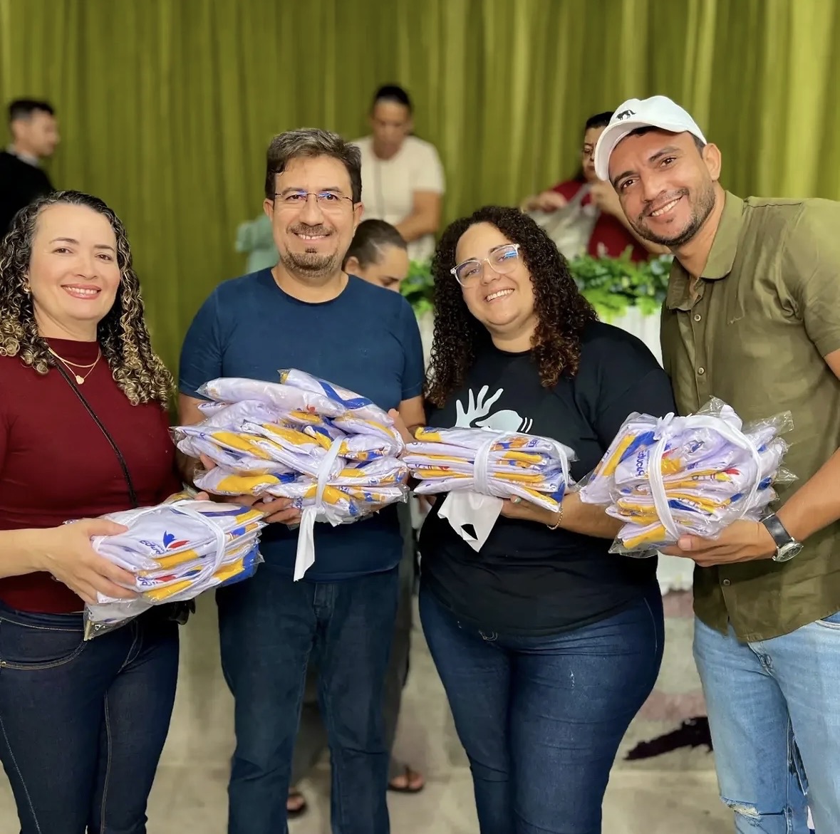 Prefeitura de Cubati entrega fardamento aos alunos da EJA e amplia ações de val [...]