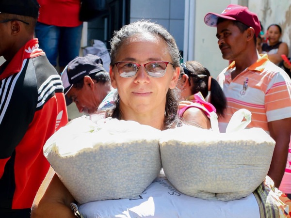 Agricultores do município recebem sementes de milho e feijão 