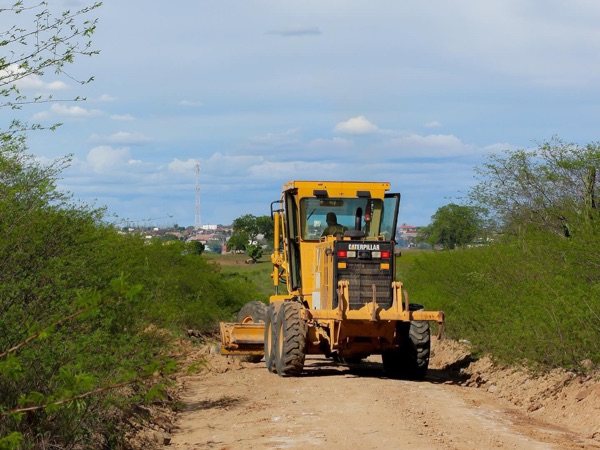 Manutenção e terraplanagem são realizados em estrada do município 