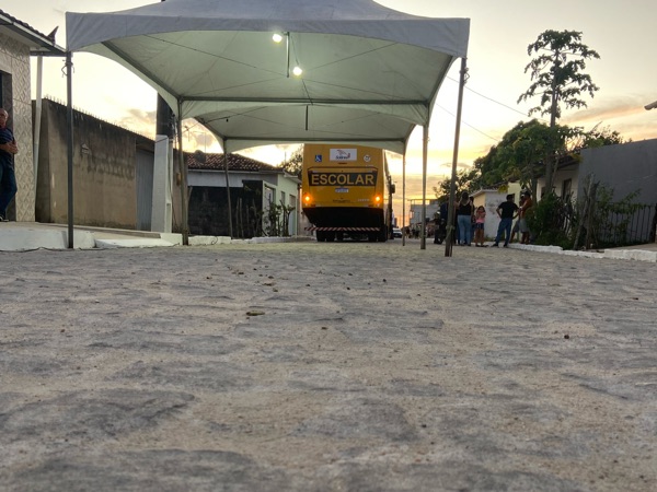 Prefeito Kayser Rocha faz a entrega de mais uma pavimentação e de um ônibus escolar 0 km