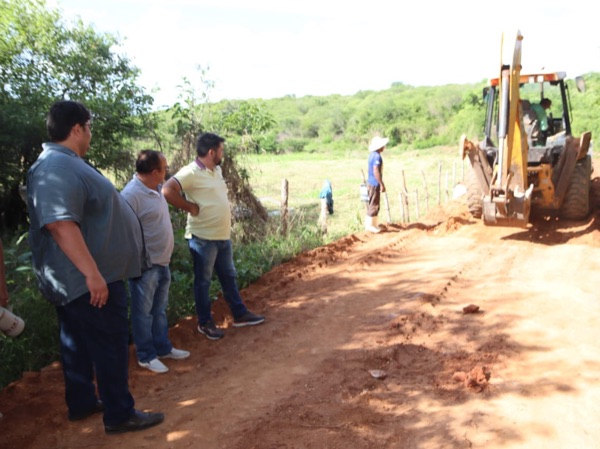 Prefeitura inicia recuperação de estrada e implantação de bueiros na comunidade Olho D´água