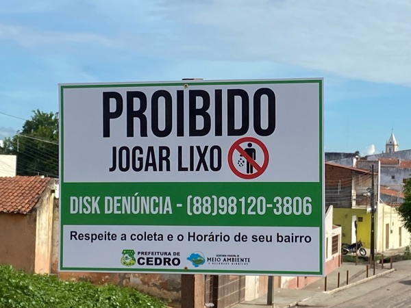 Prefeitura de Cedro instala placas alertando para proibição de jogar lixo em ruas e avenidas