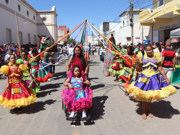 Prefeitura realizou desfile de 7 de Setembro na rua Senador João Tomé