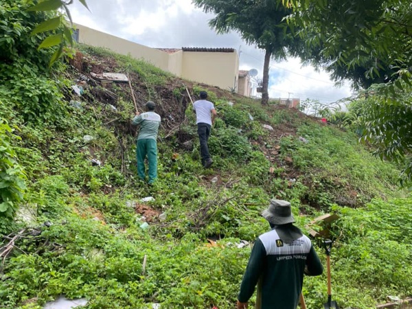 Prefeitura de Cedro realiza mutirão de limpeza no bairro Vila Operária