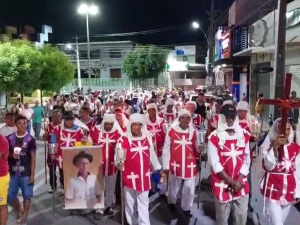 Penitentes de Cedro participaram da XIV Procissão do Fogaréu de Várzea Alegre