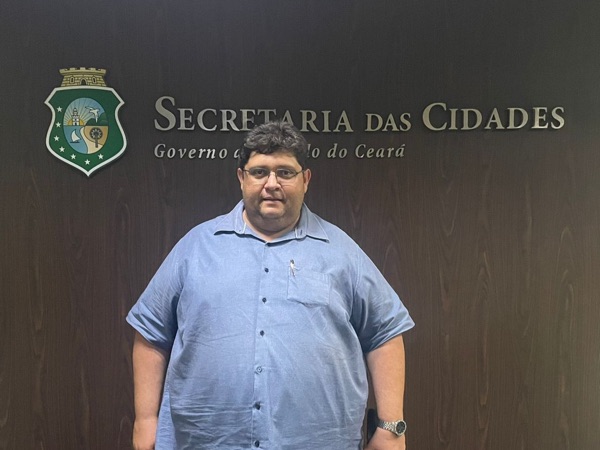 Prefeito de Cedro na Secretaria das Cidades para tratar da reforma de praças, pavimentação e abastecimento de água