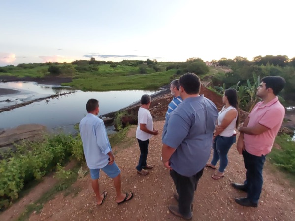 Prefeito vai à comunidade Olho D´água do Canto e anuncia revitalização da barragem rompida devido às fortes chuvas