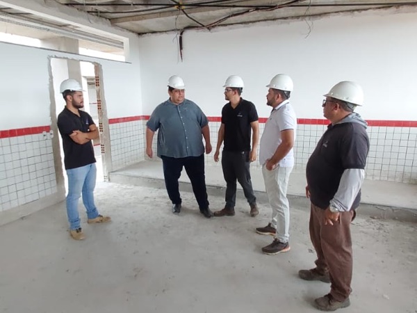Prefeito acompanha obras da construção do prédio padrão da Escola profissionalizante