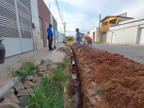 Prefeitura de Cedro inicia obra de drenagem no entorno do Centro Social Urbano


