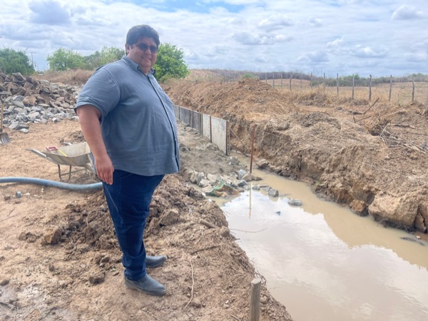 Joãozinho de Titico acompanha início das obras da passagem molhada no Riacho dos Morcegos