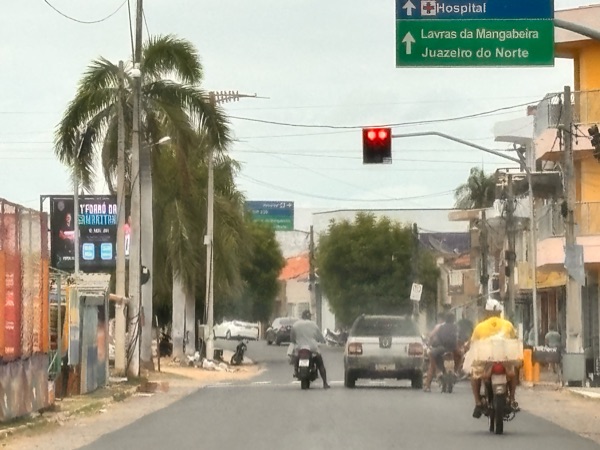 Prefeitura instala novos semáforos na Avenida Pedro Lopes Vieira para reforçar a segurança no trânsito