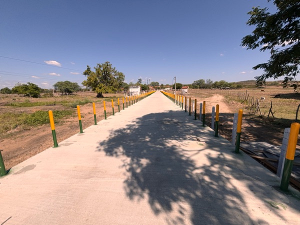 Prefeitura entrega passagem molhada e pavimentação no distrito de Santo Antônio