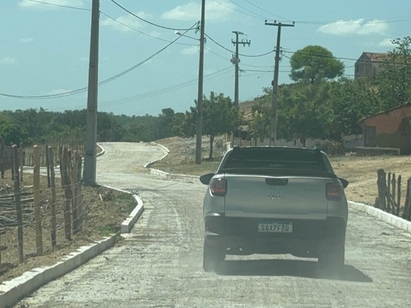 Prefeitura entrega pavimentação em calçamento no sítio Telha