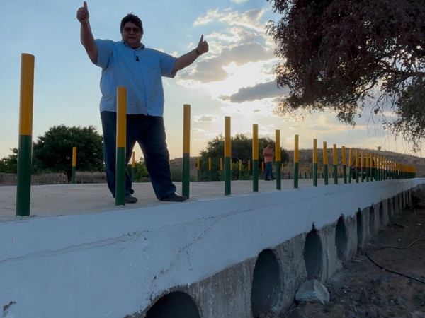 Prefeitura entrega pavimentação em calçamento na comunidade de Várzea dos Caetano
