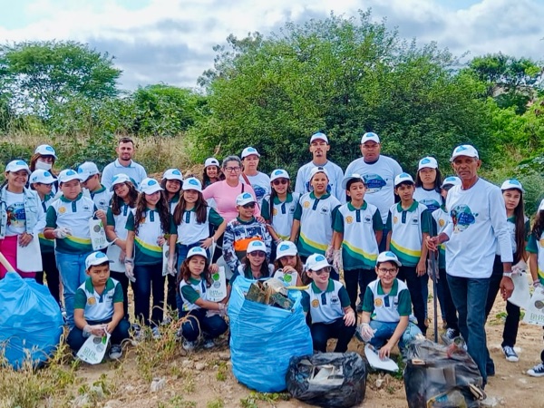 Ação é realizada para limpeza das margens do rio Quixeramobim 
