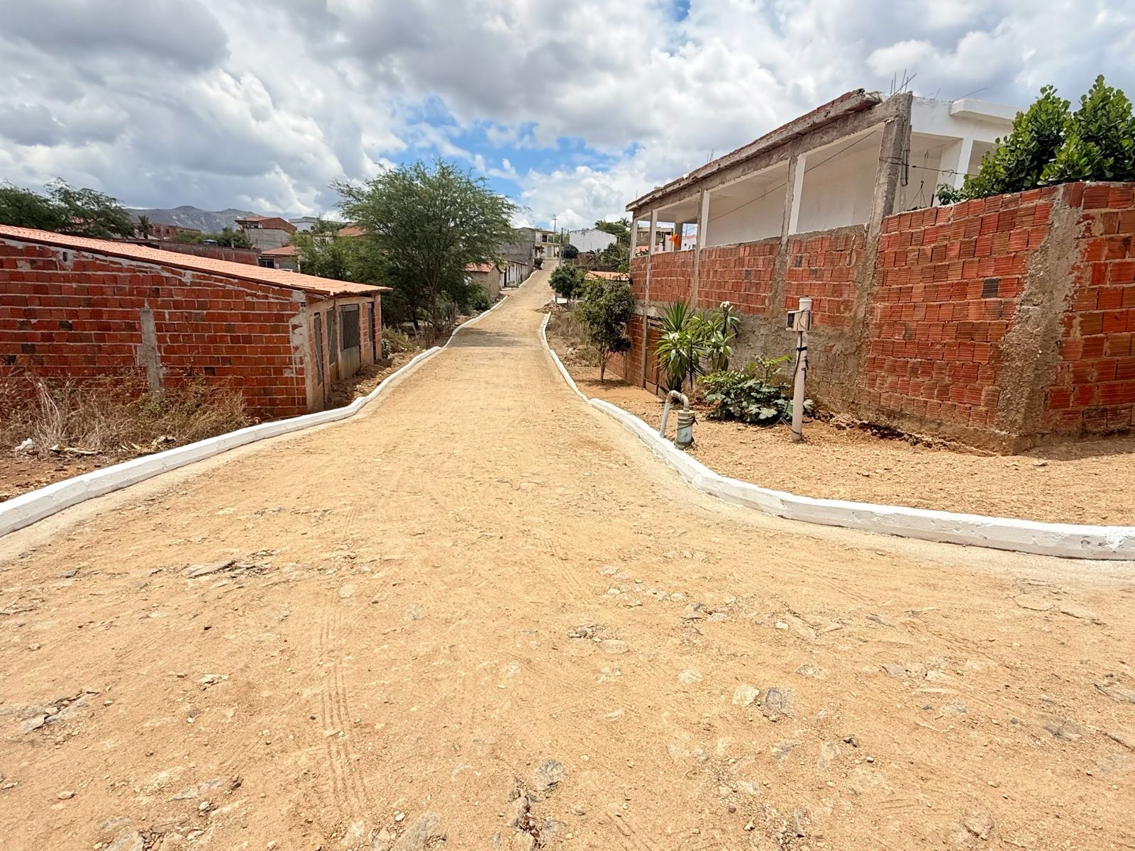 Novas obras de calçamento avançam na Sede do município de  Monsenhor Tabosa