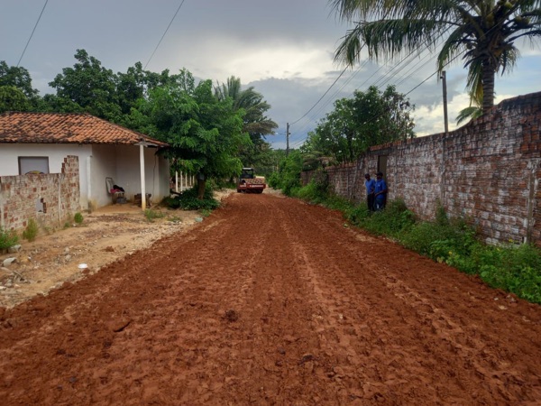 Prefeitura realiza serviço de terraplenagem e nivelamento no Itapera