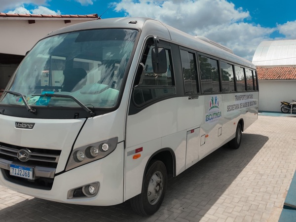 Prefeitura de Ibicuitinga entrega micro-ônibus 0 km para transporte de pacientes