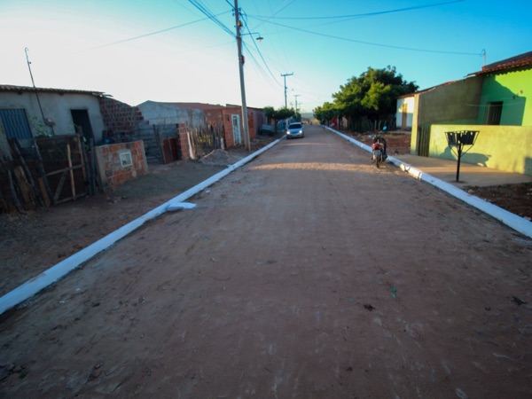 Prefeitura de Barbalha inaugura Rua Projetada e assina ordem de serviço de iluminação pública no Morada Cisney