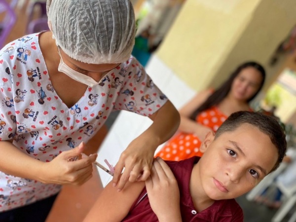 Caucaia reforça vacinação contra influenza em crianças com ação itinerante em escolas municipais